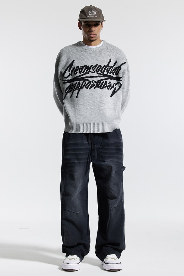 씨알에스디엘 빈티지 캣브러시 워싱 리벳 카펜터 팬츠는 남성용 카펜터 팬츠입니다. 블랙과 그레이 두 가지 색상으로 출시되었으며, 봄, 가을에 착용하기 좋습니다. 캐주얼과 스트릿 스타일을 모두 소화할 수 있으며, 루즈핏으로 편안한 착용감을 선사합니다. 면 소재에 빈티지 워싱 처리하여 독특한 멋을 살렸으며, 로고 자수, 패치 포켓, 해머 루프, 리벳 디테일로 포인트를 더했습니다. 
