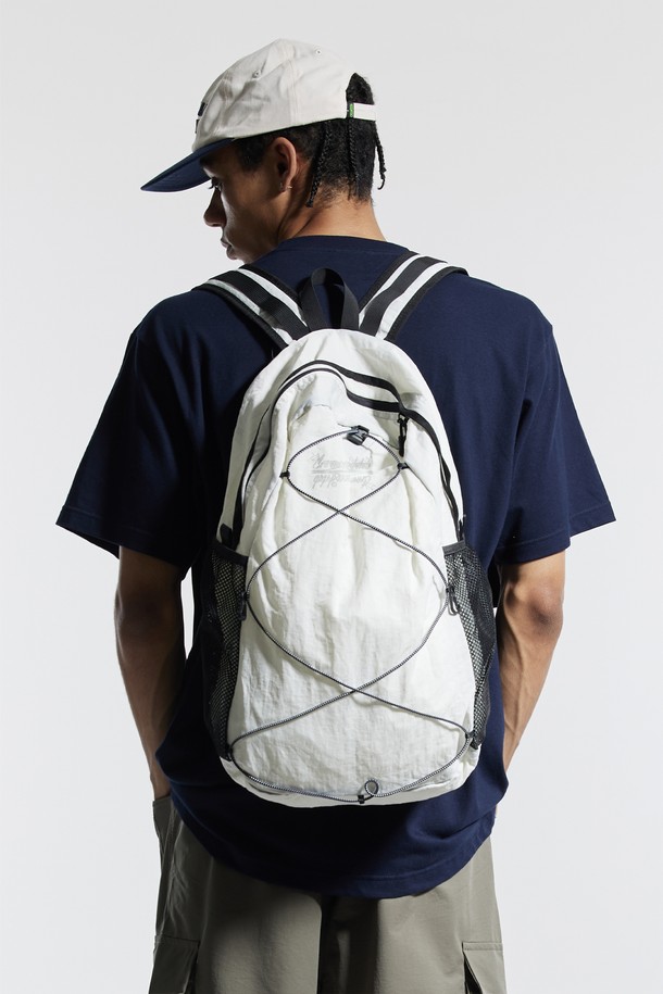 씨알에스디엘(CRS DSL) 나일론 데일리 트레이닝 러너 백팩은 일상, 러닝, 트레이닝 등 다양한 활동에 적합한 남성용 백팩입니다. 블랙 및 화이트 색상으로 출시되었으며, 가볍고 내구성이 뛰어난 나일론 소재를 사용하여 제작되었습니다. 미디엄 사이즈에 무지 패턴의 사각 형태 디자인으로, 로고 자수와 메쉬 포켓이 포인트로 더해졌습니다. 넓은 어깨끈과 루프 부착으로 편안한 착용감을 선사하며, 생활 방수 기능과 넉넉한 수납공간을 제공합니다. 특히, 전면 스트림 디자인과 필링 및 변형에 강한 내구성을 갖춰 미니멀, 스포티, 캐주얼 스타일을 연출하는 러닝룩에 활용하기 좋습니다.
