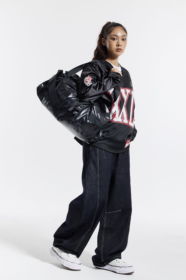 씨알에스디엘 짐 트레이닝 보스턴 백팩은 여행, 피트니스, 일상에서 활용하기 좋은 가방입니다. 폴리에스테르, 나일론, 폴리우레탄 소재로 제작되어 내구성이 뛰어나며, 백팩 겸용으로도 사용 가능합니다. 가방 사이즈는 미디엄이며, 블랙 색상의 로고 패턴 디자인으로 캐주얼, 스포티, 미니멀 스타일을 연출하기 좋습니다. 사이즈 조절, 손잡이 기능을 갖추었으며, 전면 포켓과 메쉬 포켓으로 수납력을 높였습니다. 세탁 시 변형 및 자외선 변색을 방지하며, 주름이 잘 생기지 않아 관리가 용이합니다.
