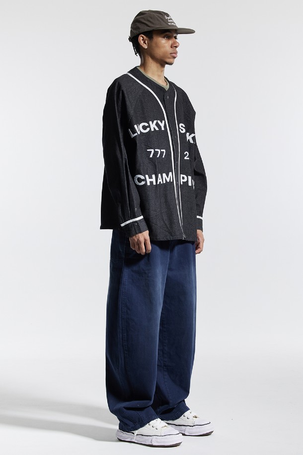 씨알에스디엘(CRS DL) 베이스볼 져지 럭키 스트라이크 챔피온 자켓은 남녀 모두 착용 가능한 오버핏 베이스볼 자켓입니다. 블랙과 블루 두 가지 색상으로 출시되었으며, 봄, 가을 일상에서 스포티, 캐주얼, 스트릿 스타일을 연출하기 좋습니다. 두꺼운 면, 폴리에스테르, 레이온 혼방 소재로 제작되어 부드러운 촉감을 선사하며, 긴 소매와 버튼 여밈, 빈티지 베이스볼 셔츠 베이스 디자인이 특징입니다. 24/7 777 럭키 스트라이크 그래픽과 아플리케 그래픽 기법, 하단 가죽 패치가 돋보이는 디자인으로 가을 나들이룩, 봄 소풍룩을 완성해보세요.
