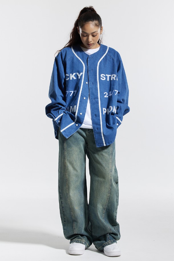 씨알에스디엘(CRSDRL) 베이스볼 져지 럭키 스트라이크 챔피온 자켓은 남녀 모두 착용 가능한 오버핏 베이스볼 자켓입니다. 봄, 가을에 적합하며, 블랙과 블루 두 가지 색상으로 출시되었습니다. 스포티, 캐주얼, 스트릿 스타일을 아우르며, 면, 폴리에스테르, 레이온 혼방의 두꺼운 소재로 제작되어 부드러운 촉감을 선사합니다. 가죽 패치 디테일과 777 24/7 CHAMPIONS 그래픽, 애플리케 그래픽 기법이 특징이며, 일상과 여행룩에 모두 잘 어울립니다. 스냅 버튼 여밈과 긴 소매 기장으로 편안하게 착용할 수 있습니다.
