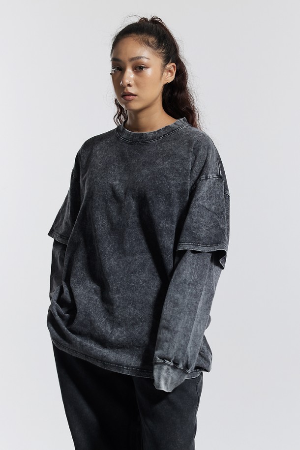 씨알에스디엘 피그먼트 페이크 이중 레이어드 롱슬리브는 남성용 티셔츠입니다. 캐주얼, 스트릿 스타일을 즐기는 분들께 적합하며, 봄, 가을에 입기 좋습니다. 블랙 컬러의 무지 디자인으로, 피그먼트 워싱 처리된 면 소재를 사용하여 자연스러운 멋을 더했습니다. 이중 레이어드 디자인과 립 디테일이 특징이며, 레귤러핏 라운드넥 긴소매 스타일로 데이트룩, 동네 마실룩 등 다양한 TPO에 활용할 수 있습니다.
