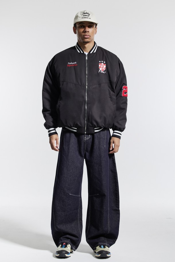 씨알에스디엘 베이스볼 스타디움 누빔 재킷은 남성용 아우터로, 겨울철 데일리룩과 스포티, 캐주얼, 미니멀 스타일을 연출하기에 적합합니다. 블랙과 네이비 두 가지 색상으로 제공되며, 릴랙스 핏으로 편안하게 착용할 수 있습니다. 두꺼운 두께의 폴리에스터 소재로 제작되었으며, E밴드 네크라인과 밑단, 긴 소매, 누빔 코트 타입이 특징입니다. 소매 자수 디테일과 퀼팅 안감이 돋보이며, 흡수, 속건, 신축성 기능이 있어 활동성을 높여줍니다. 야구점퍼 스타일의 자켓으로 일상 및 스포츠 활동 시에도 활용할 수 있습니다.
