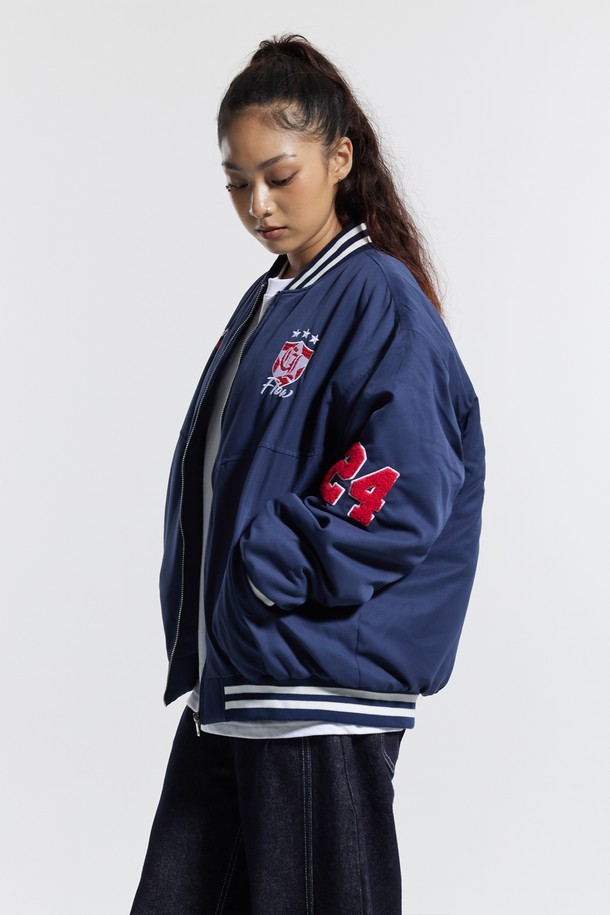 씨알에스디엘 베이스볼 스타디움 누빔 재킷은 겨울철 스포티하고 캐주얼한 스타일을 연출하기에 완벽한 아이템입니다. 네이비와 블랙 두 가지 색상으로 출시되었으며, 릴랙스 핏으로 편안한 착용감을 선사합니다. 보온, 흡습, 속건 기능을 갖춘 폴리에스테르 소재로 제작되어, 활동적인 날에도 쾌적함을 유지합니다. E밴드 네크라인과 밑단, 퀼팅 안감 디자인과 자수 패턴이 특징이며, 수분 흡수 및 건조성이 뛰어나 반복 세탁 후에도 형태 변형 없이 오래 입을 수 있습니다. 겨울 데일리룩 또는 여행룩에 미니멀한 포인트를 더해보세요.
