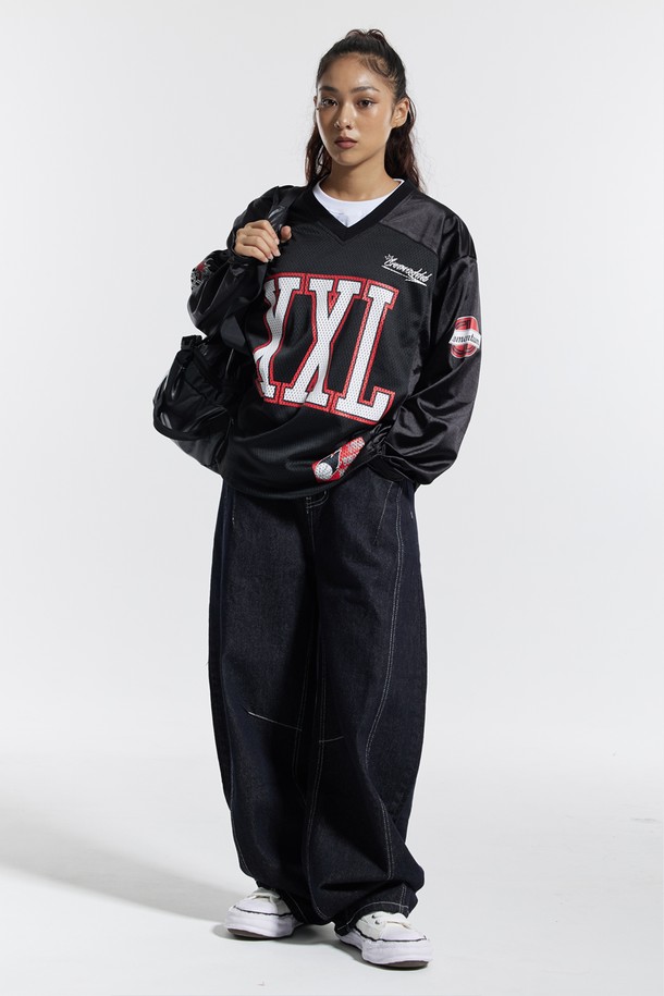 씨알에스디엘 오버클럭 투엑스라지 럭비 져지 롱슬리브는 스포티하고 스트릿한 스타일을 연출하기에 좋은 상의입니다. 블랙과 네이비 컬러로 출시되었으며, 통기성이 뛰어난 폴리에스테르 소재로 제작되었습니다. 이중 저지 구조 레이어드로 두께감을 더했으며, 빛의 각도에 따라 은은하게 반사되는 광택이 특징입니다. 바스켓볼 유니폼 스타일의 오버핏 져지로, 빅 사이즈 그래픽과 고급스러운 무드를 선사합니다. 피트니스룩으로 활용하기에도 적합합니다.
