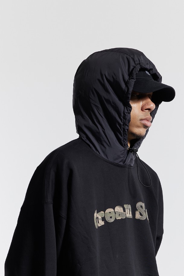 **씨알에스디엘 후드 패딩 카모 레터링 셔츠**는 겨울철 데일리룩과 스트리트, 캐주얼 스타일을 위한 남성용 아우터입니다. 블랙과 모카 두 가지 색상으로 출시되었으며, 오버핏으로 편안한 착용감을 제공합니다. 면과 폴리에스테르 혼방의 부드러운 촉감과 두꺼운 두께감으로 보온성을 높였습니다. 후드 스트링 조절과 아치형 로고 프린트, 경량 패딩, 빈티지 워싱 효과가 특징입니다. 긴 소매와 집업 여밈 방식으로 편리하며, 카모 패턴과 로고 디자인이 돋보이는 제품입니다.
