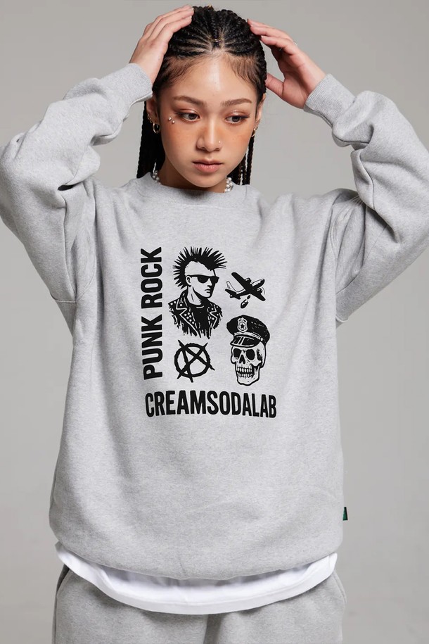 **씨알에스디엘 락 펑크 밴드 맨투맨 (기모)**은 부드러운 촉감의 면, 폴리에스테르 혼방 소재로 제작되어 가을, 겨울 시즌에 적합한 두꺼운 두께감의 맨투맨입니다. 락 펑크 밴드 로고 프린트와 오버핏에 가까운 세미오버핏으로 스트릿, 캐주얼 스타일을 연출하며, 일상, 집콕, 산책 등 다양한 TPO에 활용할 수 있습니다. 2바늘 커버스티치, 소매와 밑단 립 마감, 사이드 라벨, 텀블 워싱, 텐터 가공 등 섬세한 디테일로 완성도를 높였습니다. 라운드넥의 긴소매 디자인으로, 미니멀한 스타일에도 매치하기 좋습니다. 그레이 색상으로 어떤 룩에도 잘 어울립니다.
