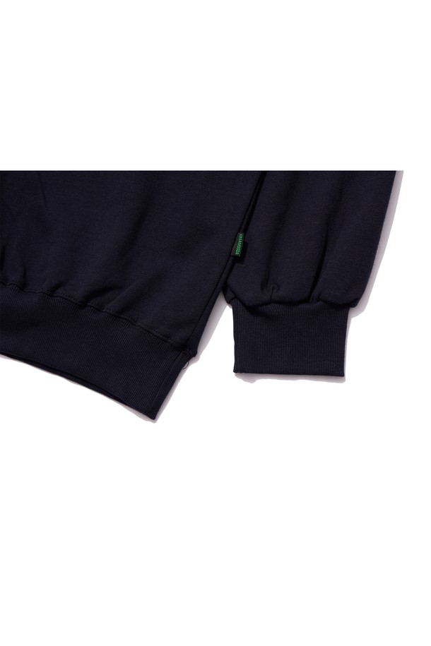 씨알에스디엘 락 펑크 밴드 맨투맨 (기모 OR 논기모)는 가을, 겨울 시즌에 넉넉한 핏으로 편안하게 착용 가능한 상의입니다. 블랙, 그레이, 라이트그레이, 오트밀, 레드, 네이비 등 다양한 컬러를 제공하며, 스트릿, 캐주얼 스타일을 연출하기 좋습니다. 부드러운 면, 폴리에스테르 혼방 소재로 제작되어 촉감이 뛰어나며, 안감 기모(또는 논기모) 옵션으로 보온성을 더했습니다. 라운드넥에 긴 소매 기장, 로고와 프린트 패턴이 특징이며, 2바늘 커버스티치 공법과 소매, 밑단 립 마감으로 완성도를 높였습니다. 겨울 데일리룩, 집콕룩, 산책룩 등 다양한 TPO에 캐주얼, 스트리트, 미니멀 스타일로 활용해보세요.
