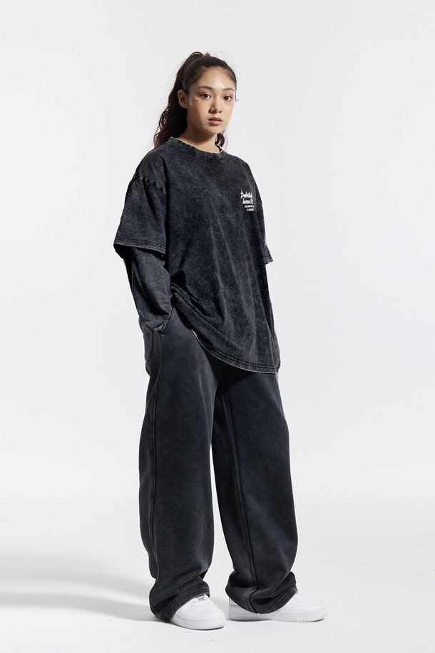 씨알에스디엘 쿼터 팀플레이 피그먼트 페이크 이중 레이어드 롱슬리브 블랙 화이트는 남녀 모두 착용 가능한 티셔츠입니다. 부드러운 립 코튼 원단으로 제작되었으며, 피그먼트 워싱과 가먼트 다잉 공법을 통해 자연스러운 색감과 빈티지한 멋을 더했습니다. 이중 레이어드 디자인으로 트렌디함을 살렸으며, 롱 슬리브 기장과 내추럴 핏으로 편안한 착용감을 제공합니다. 블랙과 화이트 두 가지 색상으로 출시되어 캐주얼, 스트릿, 미니멀 등 다양한 스타일을 연출하기 좋으며, 동네 마실룩이나 여행룩에 활용하기 좋습니다.
