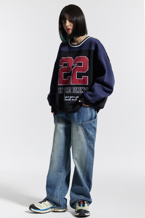 씨알에스디엘(CRS DL) 절개 패널 레터링 럭비 맨투맨은 캐주얼, 스포티, 미니멀 스타일을 모두 아우르는 공용 상의입니다. 네이비와 블랙 두 가지 색상으로 출시되었으며, 넉넉한 오버핏에 긴 소매 기장으로 제작되어 편안한 착용감을 선사합니다. 두꺼운 면 소재로 제작되어 봄, 가을, 겨울 모두 활용 가능하며, 럭비 디자인과 절개 디테일, 레터링 패턴이 돋보입니다. 라운드넥 디자인으로 다양한 스타일 연출에 용이하며, 일상복으로 활용하기 좋습니다.
