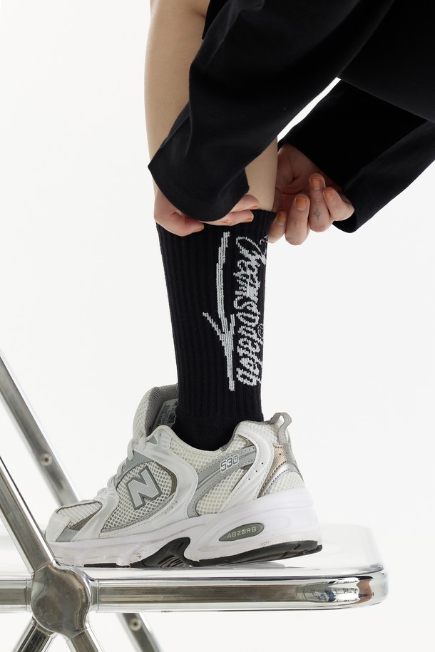 씨알에스디엘 크림소다 레터링 양말은 부드러운 면 소재로 제작되어 편안한 착용감을 선사합니다. 블랙과 화이트 두 가지 컬러로 출시되어 어떤 스타일에도 매치하기 용이하며, 사계절 내내 활용하기 좋습니다. 크림소다 로고 디자인과 레터링 패턴이 돋보이는 캐주얼하고 미니멀한 양말입니다. 산책룩에 포인트를 더하고 싶을 때 착용해보세요. 흡습 기능으로 쾌적한 착용감을 유지해줍니다.
