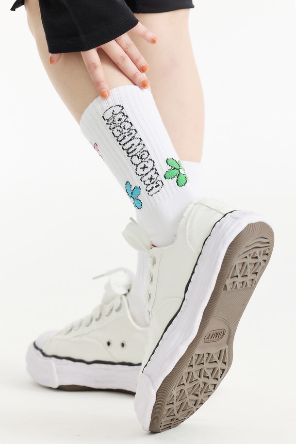 씨알에스디엘 비비드 플라워 양말은 화사한 봄, 여름 스타일을 완성하는 여성 양말입니다. 부드러운 면 소재로 제작되어 흡습성이 뛰어나며, 산뜻한 착용감을 선사합니다. 화이트, 핑크, 블루 세 가지 색상으로, 비비드한 플라워 프린트가 걸리시, 캐주얼, 로맨틱한 스타일을 연출합니다. 데이트룩, 산책룩, 봄 소풍룩 등 다양한 TPO에 매치하여 사랑스러운 분위기를 더해보세요. 얇은 두께감으로 답답함 없이 편안하게 착용할 수 있습니다.
