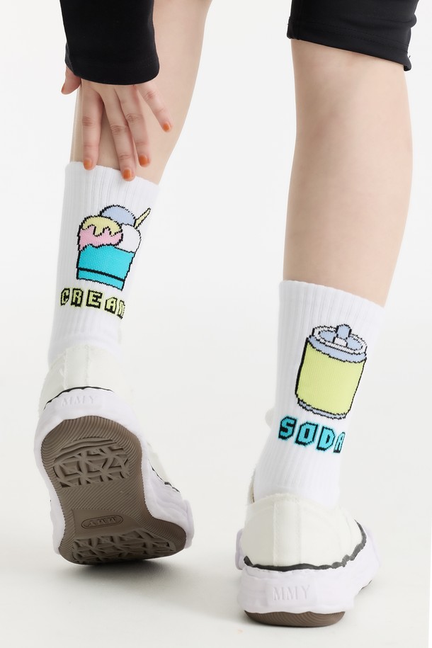 씨알에스디엘 크림앤소다 양말은 면, 폴리에스테르, 스판덱스 혼방 소재로 제작되어 부드러운 촉감과 흡습성을 제공합니다. 화이트, 민트, 옐로우 세 가지 색상으로 출시되었으며, 캐주얼 및 미니멀 스타일을 즐겨 입는 분들께 적합합니다. 봄, 여름, 가을 계절에 착용하기 좋으며, 얇은 두께감으로 편안한 착용감을 선사합니다. 크루삭스 디자인에 캐릭터 프린트가 더해져 개성 있는 스타일을 연출할 수 있습니다. 일상생활에서 부담 없이 포인트를 줄 수 있는 아이템입니다.
