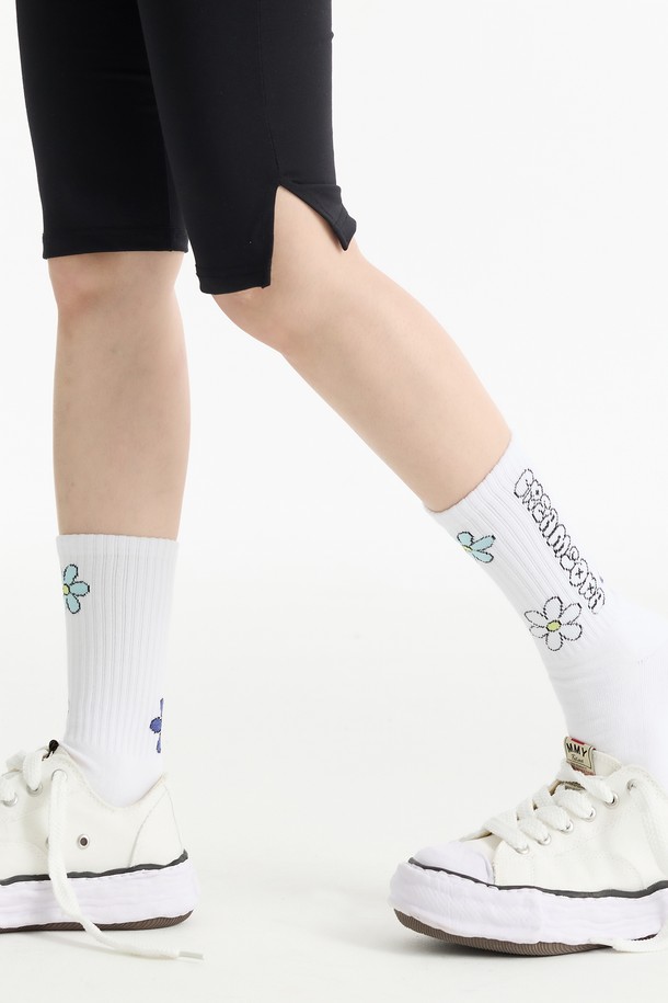 청량한 화이트 컬러 바탕에 파스텔 플라워 패턴이 돋보이는 씨알에스디엘 파스텔 플라워 양말입니다. 부드러운 면 소재로 제작되어 산뜻한 착용감을 선사하며, 봄, 여름 시즌에 적합합니다. 얇은 두께감과 흡습 기능으로 쾌적함을 유지하며, 캐주얼하고 미니멀한 스타일을 연출하기 좋습니다. 산책룩에 포인트 아이템으로 활용하여 화사하고 사랑스러운 분위기를 더해보세요.
