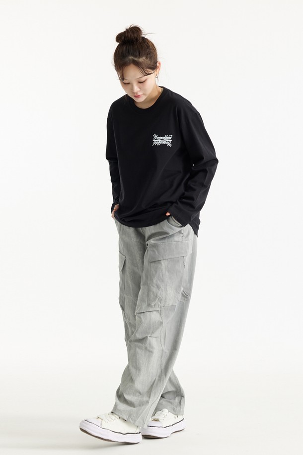 씨알에스디엘 스몰 레터링 긴팔 티셔츠는 베이직하고 캐주얼한 스타일의 공용 긴팔 티셔츠입니다. 봄, 가을, 겨울 모두 착용 가능하며, 레귤러 핏에 라운드넥 디자인으로 제작되었습니다. 부드러운 면 소재로 제작되어 편안한 착용감을 선사하며, 스몰 레터링 디테일이 돋보입니다. 블랙 색상으로 어떤 옷에도 쉽게 매치하여 미니멀한 스타일을 연출할 수 있습니다. 일상생활에서 활용하기 좋은 아이템입니다.
