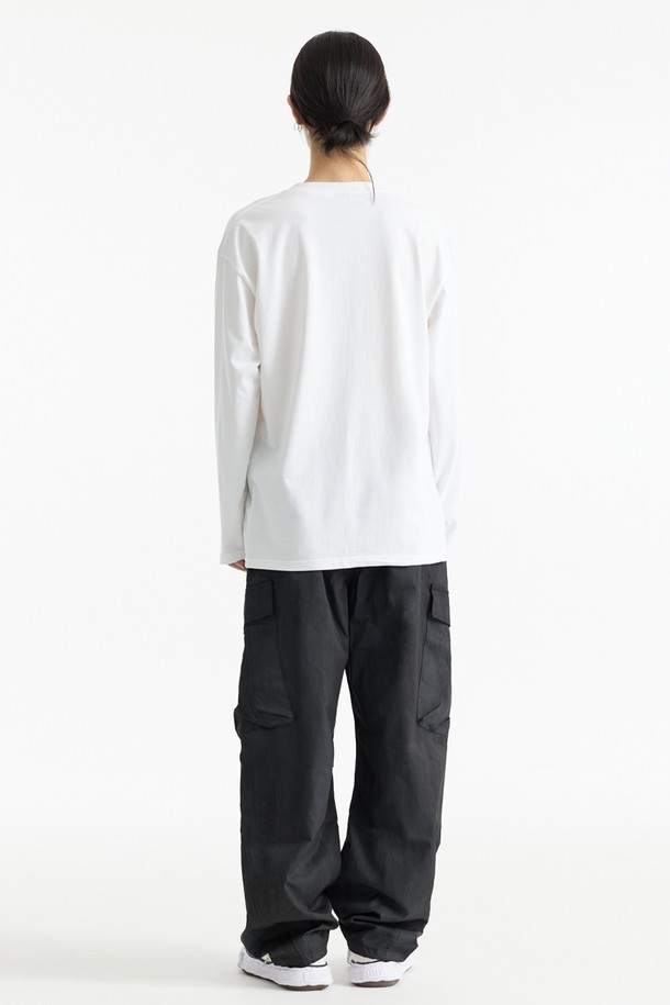 씨알에스디엘 스몰 레터링 긴팔 티셔츠는 베이직하고 캐주얼한 스타일의 공용 상의입니다. 봄, 가을에 적합하며, 면 소재로 제작되어 부드러운 촉감을 선사합니다. 라운드넥에 오버핏으로 편안하게 착용 가능하며, 레터링 패턴이 심플한 포인트를 더합니다. 일상생활은 물론, 산책룩이나 집콕룩으로도 활용하기 좋은 아이템입니다.
