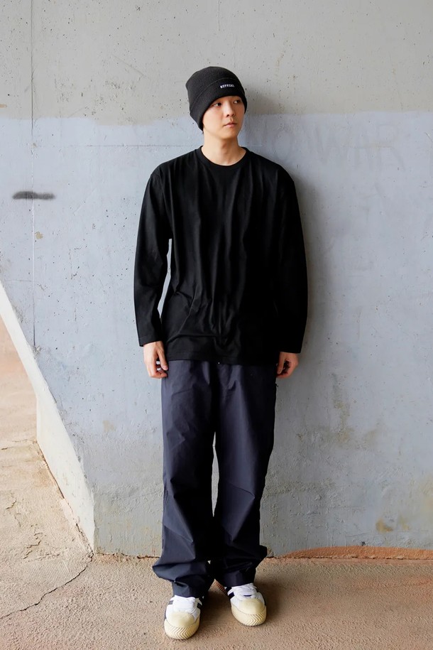 씨알에스디엘 솔리드 베이직 긴팔 티셔츠는 남녀 모두 착용 가능한 베이직하고 미니멀한 스타일의 티셔츠입니다. 봄, 가을, 겨울 세 계절 모두 활용 가능하며, 라운드넥과 레귤러핏으로 편안한 착용감을 선사합니다. 부드러운 면 소재로 제작되어 촉감이 좋고, 솔리드 디자인으로 어떤 스타일에도 쉽게 매치할 수 있습니다. 블랙 컬러의 무지 디자인은 유행을 타지 않아 오랫동안 활용하기 좋습니다. 일상복으로 편안하게 즐겨 입을 수 있는 기본 아이템입니다.
