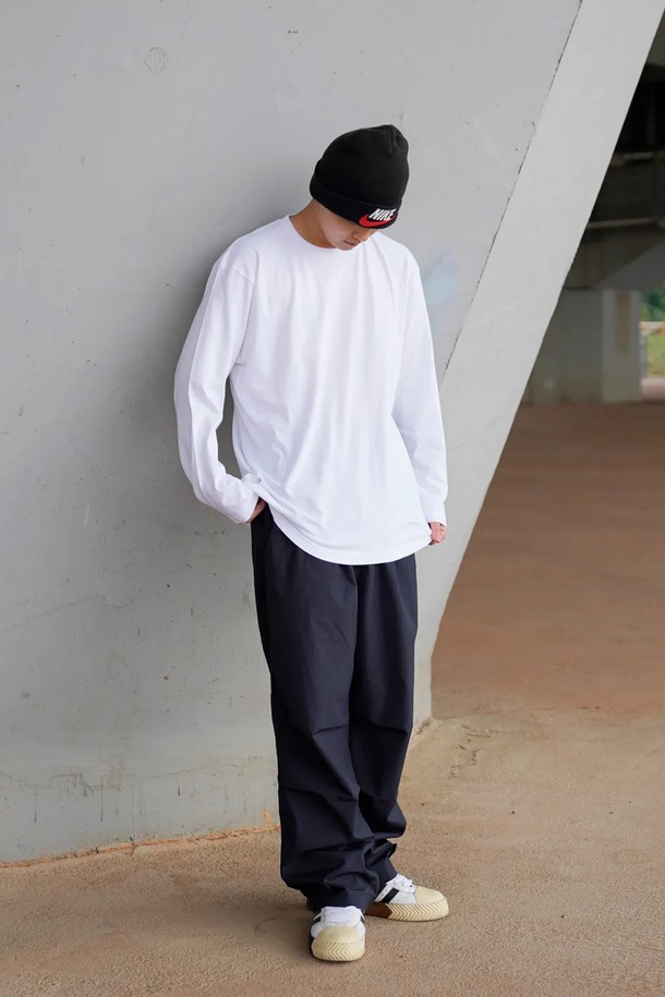 씨알에스디엘 솔리드 베이직 긴팔 티셔츠는 공용으로 착용 가능한 상의 티셔츠입니다. 부드러운 면 소재로 제작되어 편안한 촉감을 제공하며, 봄, 가을, 겨울 계절에 활용하기 좋습니다. 레귤러핏에 라운드넥 디자인으로, 미니멀하고 베이직한 스타일을 연출합니다. 무지 디자인의 화이트 컬러로 다양한 룩에 매치하기 용이하며, 데일리 캐주얼룩에 적합합니다. 긴소매 기장으로 간절기부터 겨울까지 따뜻하게 착용할 수 있습니다.
