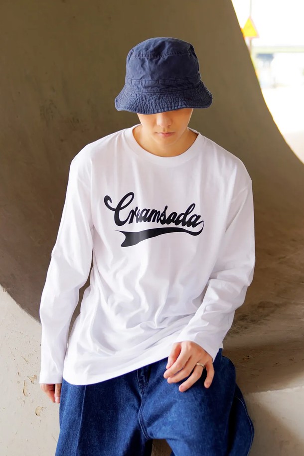 **씨알에스디엘 어센틱 로고 롱슬리브**는 남성용 티셔츠로, 봄, 가을에 착용하기 적합합니다. 부드러운 면 소재로 제작되어 편안한 착용감을 선사하며, 레귤러 핏으로 제작되었습니다. 라운드넥 디자인에 긴 소매 기장으로, 캐주얼 및 베이직 스타일을 연출하기 좋습니다. 심플한 디자인에 브랜드 로고 프린팅으로 포인트를 더해 출근룩, 미니멀, 클래식 스타일로 활용하기 좋습니다. 화이트 색상으로 어떤 하의와도 매치하기 용이합니다.
