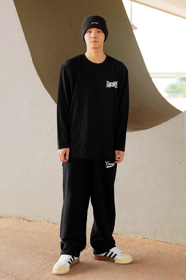 씨알에스디엘 레터링 롱슬리브는 캐주얼, 스트리트, 미니멀 스타일을 아우르는 공용 티셔츠입니다. 부드러운 면 소재로 제작되어 편안한 착용감을 선사하며, 봄, 가을 시즌에 적합합니다. 레귤러핏에 라운드넥 디자인으로, 블랙 컬러에 레터링 패턴이 돋보이는 롱슬리브입니다. 뒷면에는 백프린팅 디테일이 더해져 개성 있는 스타일을 연출합니다. 일상복으로 활용하기 좋은 아이템입니다.

