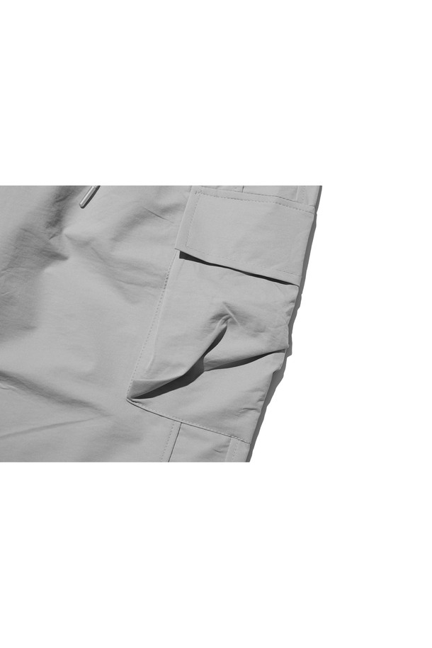 씨알에스디엘 와이드 파라슈트 카고 스트링 사방스판 리벳 팬츠는 남성용 바지로, 봄/가을 계절에 착용하기 좋은 긴 기장의 카고 팬츠입니다. 그레이 컬러에 스트릿 및 캐주얼 스타일을 연출하며, 루즈핏과 와이드 핏으로 편안한 착용감을 선사합니다. 나일론과 스판덱스 혼방 소재로 제작되어 부드러운 촉감과 사방 스판 기능으로 활동성을 높였습니다. 얇은 두께감에 카고 포켓과 리벳 디테일이 돋보이며, 스트링 밴딩으로 허리 조절이 용이합니다. 여행룩, 캠핑룩, 또는 캐주얼, 스트리트, 미니멀 스타일을 즐기는 분들께 추천하는 팬츠입니다.
