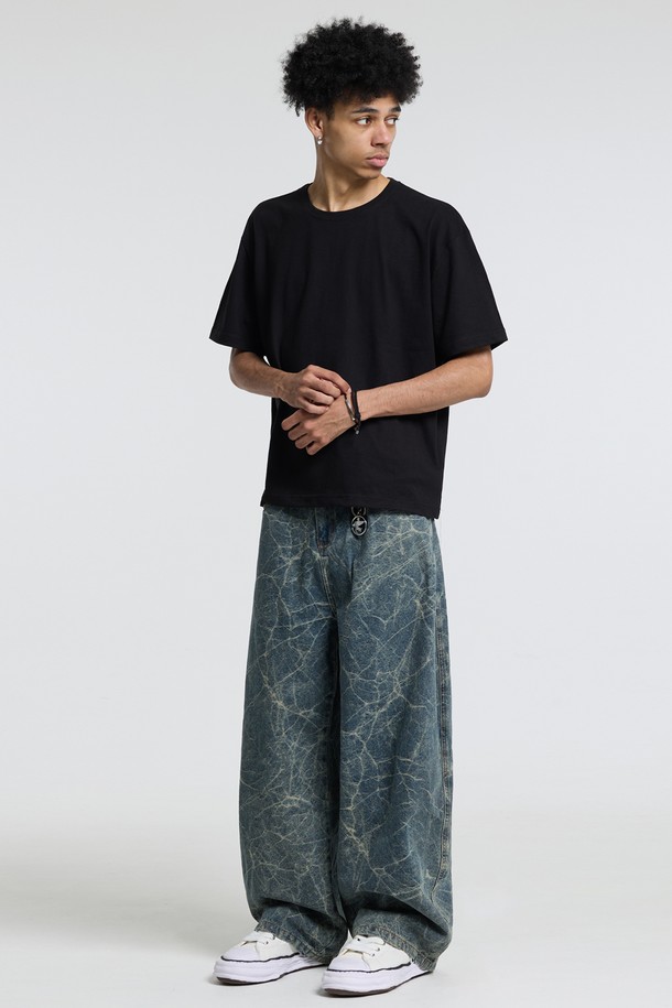 씨알에스디엘 크랙 자카드 데님 팬츠는 남녀 모두 착용 가능한 유니섹스 디자인의 데님 팬츠입니다. 블루 컬러에 크랙 및 자카드 패턴이 돋보이며, 사계절 내내 활용 가능한 실용적인 아이템입니다. 레귤러핏으로 제작되어 편안한 착용감을 선사하며, 워싱 디테일이 빈티지한 분위기를 더합니다. 면, 폴리에스테르, 아크릴 혼방 소재로 제작되어 튼튼하며, 뒷주머니가 있어 실용성을 높였습니다. 데이트룩, 여행룩, 캐주얼, 클래식, 미니멀 스타일 모두 소화 가능한 매력적인 데님 팬츠입니다.
