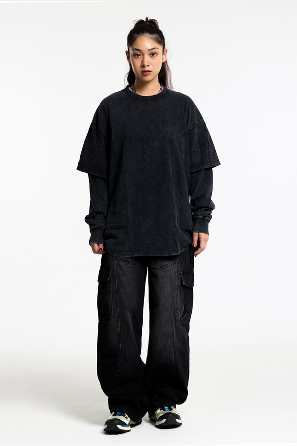 씨알에스디엘 카고 데님은 남성용 바지로, 캐주얼 및 스트릿 스타일을 소화하기에 적합합니다. 봄, 가을에 어울리는 두꺼운 두께감의 와이드 핏 긴바지로, 루즈핏으로 편안한 착용감을 선사합니다. 블랙과 블루 두 가지 색상으로 제공되며, 면, 폴리에스테르, 아크릴 혼방 소재의 데님 원단을 사용하여 제작되었습니다. 카고 포켓 디테일이 돋보이며, 데님 특유의 무지 디자인으로 다양한 상의와 매치하기 좋습니다.
