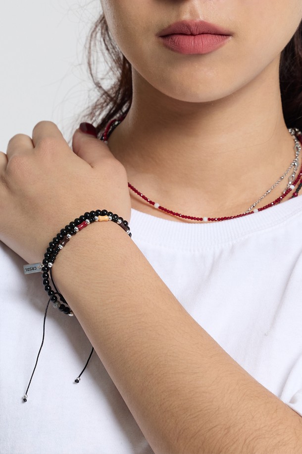 씨알에스디엘 그레이 마블 믹스드 원석 팔찌는 미니멀하고 베이직한 스타일을 추구하는 분들을 위한 팔찌입니다. 블랙 원석을 베이스로, 마블링 무늬가 은은하게 드러나 세련된 멋을 더합니다. 실버 컬러 포인트 디테일이 돋보이며, 데일리룩과 산책룩에 잘 어울립니다. 팔찌 둘레는 20cm이며, 향수, 헤어 스프레이, 물, 땀에 노출되지 않도록 주의하여 착용하고, 목욕, 취침, 운동 시에는 착용을 권장하지 않습니다. 클래식하고 캐주얼한 스타일에도 잘 어울려 다양한 룩에 매치할 수 있습니다.
