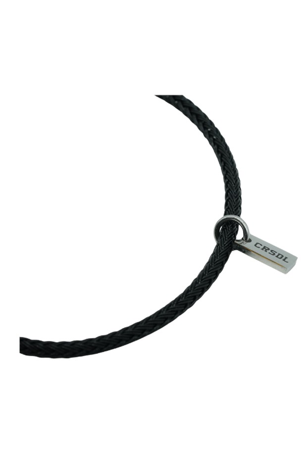 씨알에스디엘 카테나 슬림 팔찌는 남녀 모두 착용 가능한 패션 팔찌입니다. 트위스트 로프 패턴에 실버 포인트 디자인으로 포인트를 더했으며, 메탈릭한 텍스처가 시크하고 미니멀한 스타일을 연출합니다. 스테인리스스틸 소재로 제작되었으며, 사이즈 조절이 가능하여 편리하게 착용할 수 있습니다. 데이트룩, 모임룩 등 다양한 TPO에 활용 가능하며, 클래식한 스타일을 선호하는 분들께 추천합니다. 단, 향수, 헤어스프레이, 물, 땀에 노출 시 변색될 수 있으며, 목욕, 수면, 운동 시에는 착용하지 않는 것이 좋습니다.
