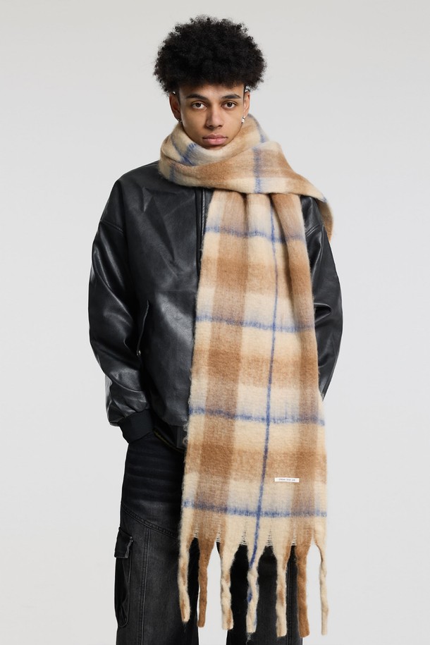 씨알에스디엘 소프트 배색 체크 자이언트 헤어리 니트 머플러는 부드러운 촉감과 두꺼운 두께감으로 가을, 겨울철 보온성을 책임지는 머플러/스카프입니다. 브라운, 아이보리, 퍼플, 그레이 등 다채로운 컬러의 배색 체크 패턴이 돋보이며, 헤어리 니트 소재로 포근함을 더했습니다. 베이직하고 캐주얼한 스타일로 출근룩, 모임룩 등 다양한 TPO에 활용하기 좋습니다. 내구성이 뛰어나 오랫동안 사용 가능하며, 캐주얼, 클래식, 미니멀 스타일 모두 소화 가능한 매력적인 아이템입니다.
