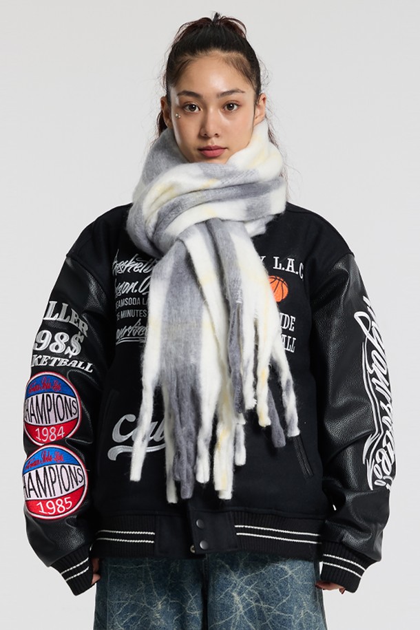 씨알에스디엘(CRS DL) 소프트 배색 체크 자이언트 헤어리 니트 머플러는 부드러운 촉감과 따뜻한 보온성을 제공하는 머플러입니다. 가을, 겨울철에 착용하기 좋으며, 일상, 출근룩 등 다양한 TPO에 활용할 수 있습니다. 브라운, 아이보리, 그레이 세 가지 색상으로 제공되며, 투톤 배색과 헤어리 텍스처, 체크 패턴이 특징입니다. 긴 길이감과 넉넉한 두께로 포근함을 더하며, 캐주얼, 클래식, 미니멀 스타일 모두에 잘 어울립니다. 내구성이 좋아 오랫동안 착용할 수 있습니다.
