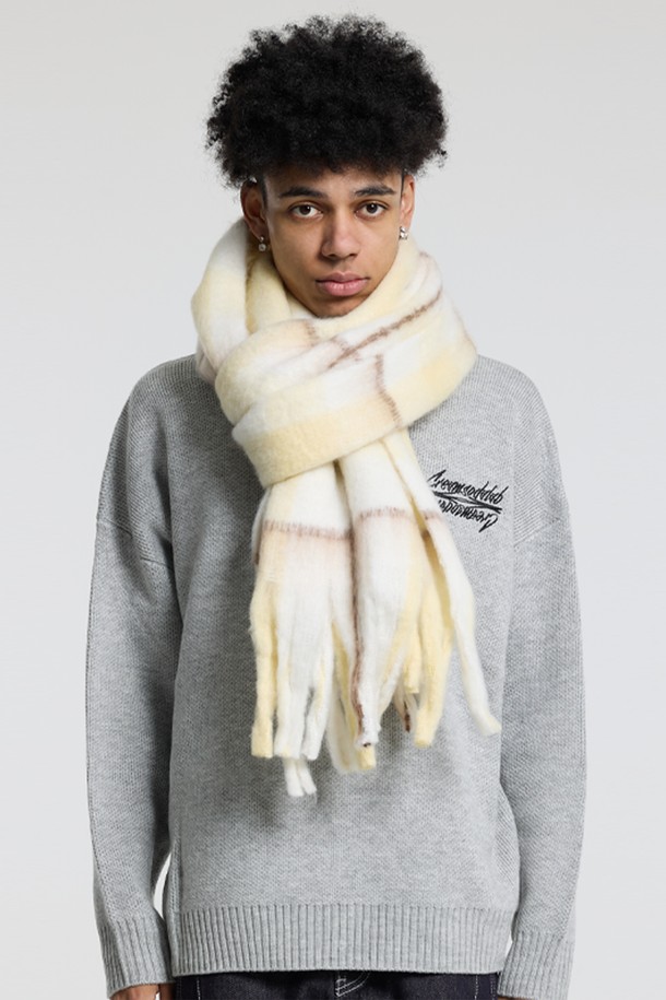 **씨알에스디엘 소프트 배색 체크 자이언트 헤어리 니트 머플러**는 부드러운 촉감과 보온성을 갖춘 머플러/스카프입니다. 브라운, 아이보리 퍼플, 그레이 세 가지 색상으로 제공되며, 캐주얼 및 베이직 스타일을 연출하기 좋습니다. 두꺼운 두께감의 폴리에스터 소재로 제작되어 가을, 겨울철 따뜻하게 착용할 수 있습니다. 오버사이즈 디자인과 투톤 컬러 배색, 헤어리 텍스처, 드레이프성이 특징이며, 산책룩과 같은 일상 스타일링에 활용하기 좋습니다. 체크 패턴으로 포인트를 더해 캐주얼, 클래식, 미니멀 등 다양한 스타일을 소화할 수 있습니다.
