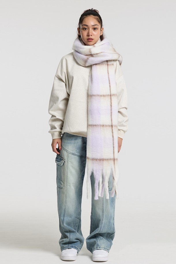 씨알에스디엘(CRS DL) 소프트 배색 체크 자이언트 헤어리 니트 머플러는 남녀 모두 착용 가능한 머플러/스카프입니다. 부드러운 촉감의 헤어리 플리스 원단으로 제작되어 포근한 착용감을 선사하며, 겨울철 보온성을 높여줍니다. 브라운, 아이보리, 퍼플, 그레이 등 은은한 컬러감의 체크 패턴이 돋보이며, 베이직하고 캐주얼한 스타일을 연출합니다. 다양한 의류에 매치하기 용이하며, 내구성이 우수하여 오랫동안 사용할 수 있습니다. 두께감 있는 디자인으로 따뜻함과 스타일을 동시에 잡을 수 있는 아이템입니다.
