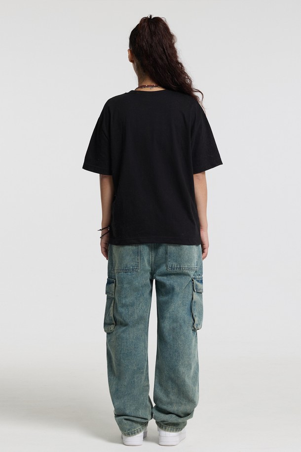 씨알에스디엘 스탠다드 카고 데님 팬츠는 남성용 바지로, 캐주얼, 스트릿, 미니멀 스타일을 아우르는 활용도 높은 아이템입니다. 봄, 가을에 적합하며, 일상 및 출근룩에 매치하기 좋습니다. 블루 컬러의 무지 디자인에, 면과 아크릴 혼방 소재로 제작되어 편안한 착용감을 선사합니다. 레귤러핏 스트레이트 핏으로, 카고 포켓 디테일이 돋보이는 긴 기장의 데님 팬츠입니다.
