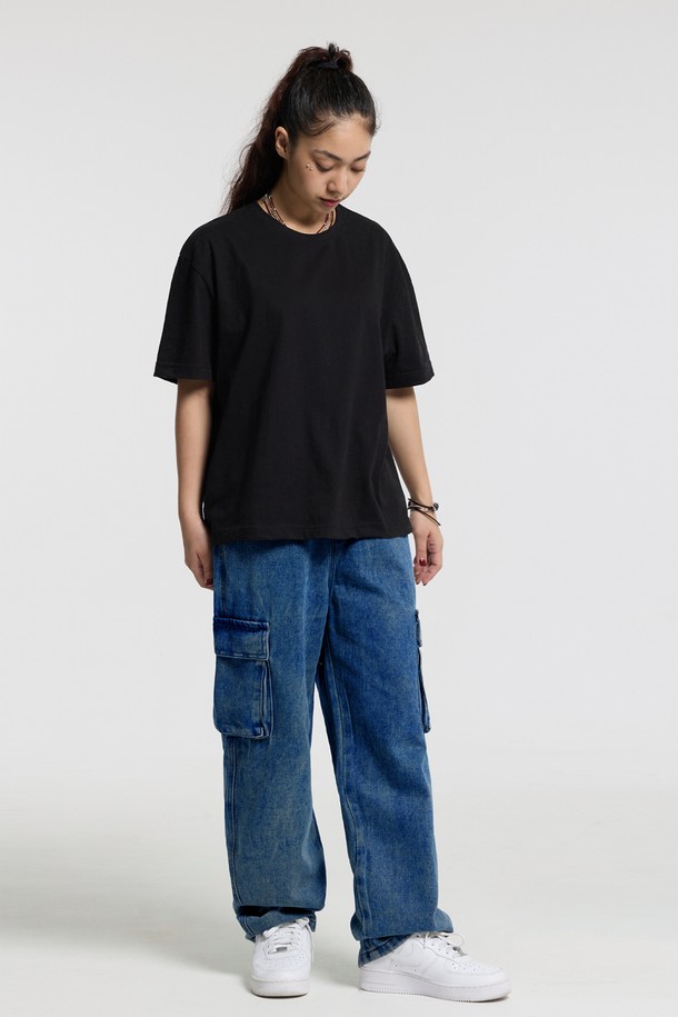 씨알에스디엘 스탠다드 카고 데님 팬츠는 남녀 모두 착용 가능한 캐주얼, 스트릿 스타일의 와이드핏 긴 바지입니다. 면과 아크릴 혼방 소재로 제작되어 봄, 가을에 적합하며, 중간 두께감으로 편안한 착용감을 선사합니다. 무지 디자인에 카고 포켓 디테일이 더해져 실용성을 높였으며, 레귤러핏으로 제작되었습니다. 블루 컬러로 다양한 상의와 매치하여 개성 있는 스타일을 연출할 수 있습니다.
