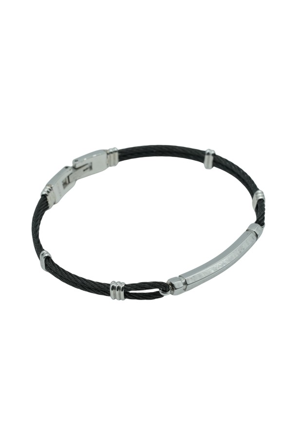 씨알에스디엘 스틸 컷팅 버클 팔찌는 남녀 모두에게 잘 어울리는 미니멀하고 시크한 디자인의 팔찌입니다. 블랙 컬러의 스테인리스 스틸 소재에 버클과 스틱 컷팅 디테일이 더해져 캐주얼하면서도 세련된 스타일을 연출합니다. 사이즈 조절이 가능하여 편안하게 착용할 수 있으며, 부드러운 각도의 포인트 디테일과 변형을 최소화한 트위스트 스틱 디자인이 특징입니다. 데이트룩, 모임룩, 비즈니스 캐주얼 등 다양한 TPO에 활용 가능하며, 향수, 헤어스프레이, 물, 땀에 노출되지 않도록 주의하여 착용하고 목욕, 수면, 운동 시에는 착용하지 않는 것이 좋습니다.
