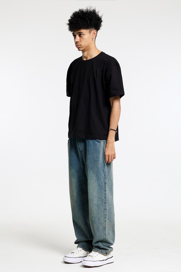 씨알에스디엘 스탠다드 데님은 베이직한 스타일을 추구하는 분들을 위한 데님 팬츠입니다. 일상에서 편안하게 착용하기 좋은 스트레이트 핏의 긴 바지로, 면과 아크릴 혼방 소재로 제작되어 쾌적한 착용감을 선사합니다. 깔끔한 무지 디자인과 블루 컬러가 어떠한 상의에도 자연스럽게 어울리며, 캐주얼, 미니멀, 클래식 등 다양한 스타일을 소화할 수 있습니다. 스탠다드 핏으로 제작되어 편안하면서도 세련된 핏을 연출합니다. 데일리룩에 활용하기 좋은 실용적인 아이템입니다.
