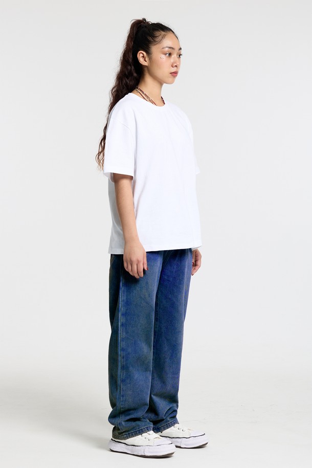 씨알에스디엘 스탠다드 데님은 남녀 모두 착용 가능한 베이직하고 캐주얼한 스타일의 데님 팬츠입니다. 봄, 가을에 적합하며, 데이트룩과 출근룩에 모두 잘 어울립니다. 면과 아크릴 혼방의 부드러운 소재로 제작되었으며, 무지 디자인에 레귤러 핏, 스트레이트 핏으로 편안한 착용감을 선사합니다. 
