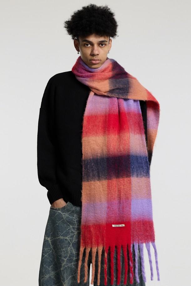 씨알에스디엘 볼드 체크 브러쉬 헤어리 니트 머플러는 가을과 겨울, 당신의 일상에 따뜻함과 스타일을 더해줄 머플러/스카프입니다. 블랙, 레드, 블루 세 가지 색상으로 제공되며, 캐주얼, 클래식, 미니멀 스타일 모두 소화 가능합니다. 보온성을 높여주는 두꺼운 두께감과 부드러운 폴리에스터 소재, 그리고 볼륨감 있는 헤어리 텍스처가 특징입니다. 브러쉬드 가공과 그라데이션 디자인으로 세련됨을 더했으며, 데이트룩과 모임룩에 활용하기 좋습니다. 넉넉한 사이즈로 다양한 스타일링 연출이 가능합니다.
