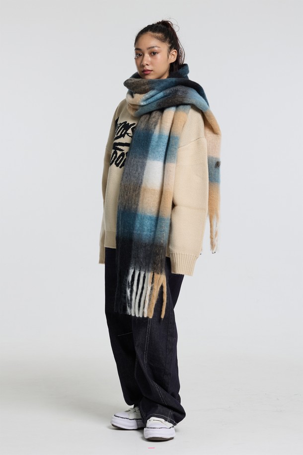 씨알에스디엘 볼드 체크 브러쉬 헤어리 니트 머플러는 헤어리 니트 소재와 고밀도 브러쉬 가공으로 부드러운 촉감과 풍성한 볼륨감을 선사합니다. 블랙, 레드, 블루 세 가지 색상의 그라데이션 체크 패턴은 캐주얼 스타일과 클래식, 미니멀 스타일 모두에 잘 어울립니다. 넉넉한 사이즈로 다양한 연출이 가능하며 가을, 겨울철 보온성을 책임집니다. 출근룩과 모임룩에 포인트를 더하여 스타일리시하게 연출해보세요.
