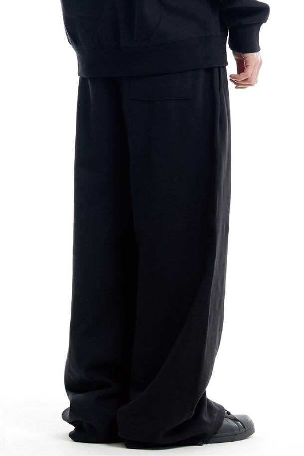 씨알에스디엘 3플라워 와이드 밴딩 팬츠는 캐주얼하고 미니멀한 스타일을 연출하기 좋은 와이드 팬츠입니다. 면과 폴리에스테르 혼방 소재로 제작되어 사계절 내내 편안하게 착용 가능하며, 루즈핏으로 활동성을 높였습니다. 플라워 패턴이 은은하게 들어가 여성스러운 분위기를 더하고, 그레이, 블랙, 블루, 그린, 핑크 등 다양한 컬러 옵션으로 폭넓은 선택지를 제공합니다. 허리 밴딩과 조절 가능한 스트링으로 편안한 착용감을 선사하며, 깊은 포켓과 수축 방지 가공, 텐터 가공 처리로 실용성과 내구성을 높였습니다. 산책룩이나 동네 마실룩으로 활용하기 좋습니다.
