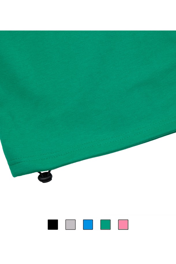 씨알에스디엘 3플라워 와이드 밴딩 팬츠는 부드러운 면과 폴리에스테르 혼방 소재로 제작되어 편안한 착용감을 선사합니다. 플라워 패턴이 돋보이는 캐주얼 스타일의 와이드 팬츠로, 루즈핏과 얇은 두께감으로 봄, 여름, 가을 어떤 계절에도 활용하기 좋습니다. 높은 신축성의 밴딩과 옆선 없는 디자인으로 활동성을 높였으며, 깊은 포켓과 텀블 워싱, 텐터 가공 처리로 실용성과 내구성을 더했습니다. 동네 마실룩, 여행룩, 봄 소풍룩 등 다양한 TPO에 맞춰 캐주얼, 미니멀, 클래식 스타일을 연출해 보세요. 조거 스타일로도 연출 가능하여 더욱 다양한 스타일을 즐길 수 있습니다.
