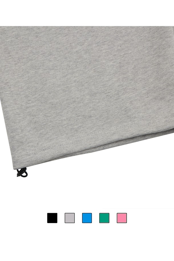 씨알에스디엘 3플라워 와이드 밴딩 팬츠는 여성스러운 플라워 패턴이 돋보이는 캐주얼 와이드 팬츠입니다. 가볍고 부드러운 면 소재로 제작되어 봄, 여름, 가을 계절에 시원하고 편안하게 착용할 수 있습니다. 허리 밴딩 디자인으로 활동성을 높였으며, 루즈핏으로 편안한 착용감을 선사합니다. 데이트룩, 쇼핑룩 등 다양한 TPO에 활용 가능하며, 캐주얼, 미니멀, 로맨틱 스타일을 연출하기 좋습니다. 그레이 컬러로 어떤 상의와도 잘 어울려 활용도가 높습니다.
