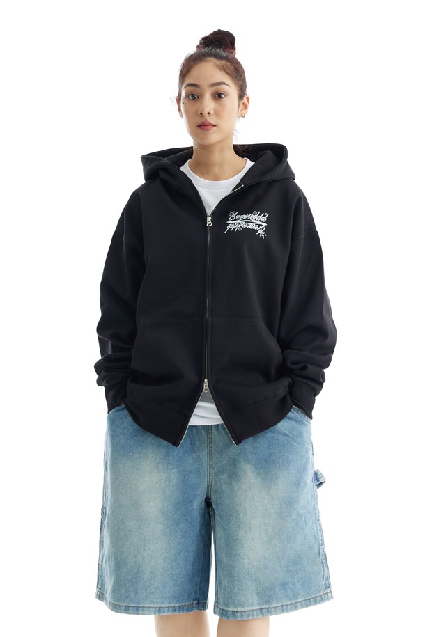 씨알에스디엘 로고 집업 후드는 캐주얼, 스트리트 스타일을 아우르는 공용 후드입니다. 가을, 겨울 시즌에 어울리는 두꺼운 두께감의 헤비웨이트 면, 폴리에스테르 혼방 소재로 제작되어 부드러운 촉감을 선사합니다. 오버핏 실루엣에 깊은 후드 디자인, 2바늘 커버스티치 처리, 프론트 포켓, 포인트 라벨 디테일이 특징이며, 집콕룩, 겨울 데일리룩, 산책룩 등 다양한 TPO에 활용 가능합니다. 블랙, 그레이, 차콜 세 가지 컬러로 출시되어 미니멀한 스타일 연출에도 용이합니다.
