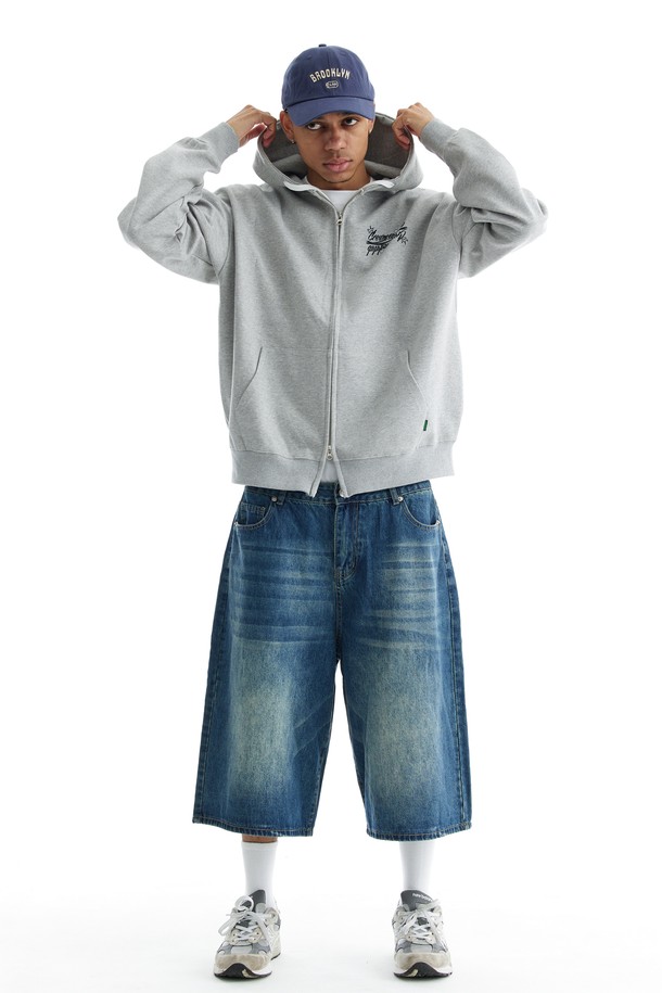 씨알에스디엘 로고 집업 후드는 캐주얼 스타일의 오버핏 후드집업입니다. 블랙, 그레이, 차콜 세 가지 색상으로 출시되었으며, 봄, 가을, 겨울 세 계절 모두 착용 가능합니다. 딥 후드 디자인과 프론트 포켓, 포인트 라벨 디테일이 특징이며, 부드러운 촉감의 면, 폴리에스테르 혼방 소재로 제작되었습니다. 2 니들 커버스티치 공법과 텐터 가공 처리로 내구성을 높였으며, 보온 기능을 제공하여 겨울철 데일리룩, 집콕룩, 산책룩 등 다양한 상황에서 활용하기 좋습니다.
