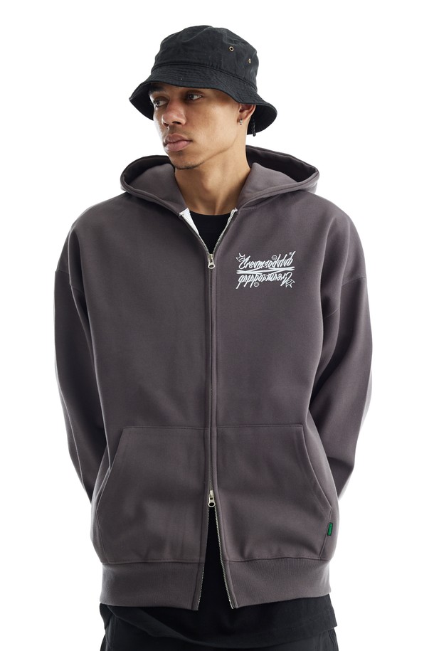 씨알에스디엘 로고 집업 후드는 캐주얼, 미니멀, 스트리트 스타일을 아우르는 후드 집업입니다. 블랙, 그레이, 차콜 세 가지 색상으로 출시되었으며, 넉넉한 깊이의 후드와 각진 디자인이 특징입니다. 면과 폴리에스테르 혼방 소재로 제작되어 부드러운 촉감을 선사하며, 덤블 워싱 처리로 수축을 방지합니다. 오버핏으로 편안한 착용감을 제공하며, 2 NEEDLE COVER STITCH 봉제와 앞 주머니 포인트 라벨, 테더 가공 등 섬세한 디테일을 더했습니다. 집콕룩, 동네 마실룩, 겨울 데일리룩 등 다양한 TPO에 활용할 수 있습니다.
