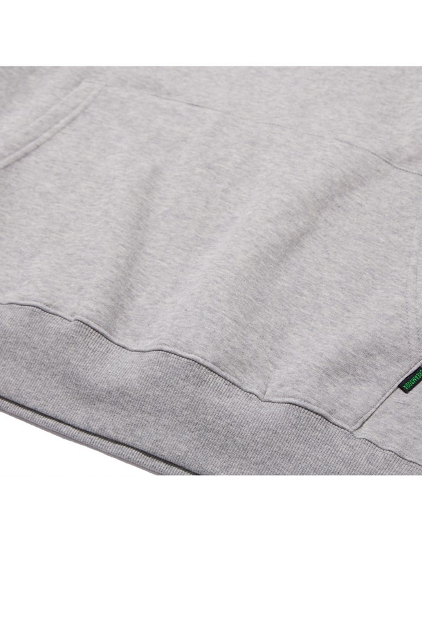 CRS D/L 1993 미드필더 후드는 부드러운 촉감과 두꺼운 두께감으로 가을, 겨울철 따뜻하게 착용할 수 있는 공용 후드티셔츠입니다. 세미오버핏으로 제작되었으며, 블랙, 그레이, 라이트 그레이, 오트밀, 카키, 네이비, 레드 등 다양한 7가지 색상으로 출시되었습니다. 립조직 바디/소매단, 더블 스티치 넥라인, 텐터가공, 텀블건조, 150-200도 가공을 통해 완성도를 높였으며, 베이직한 디자인에 로고 및 프린트 패턴으로 포인트를 더했습니다.
