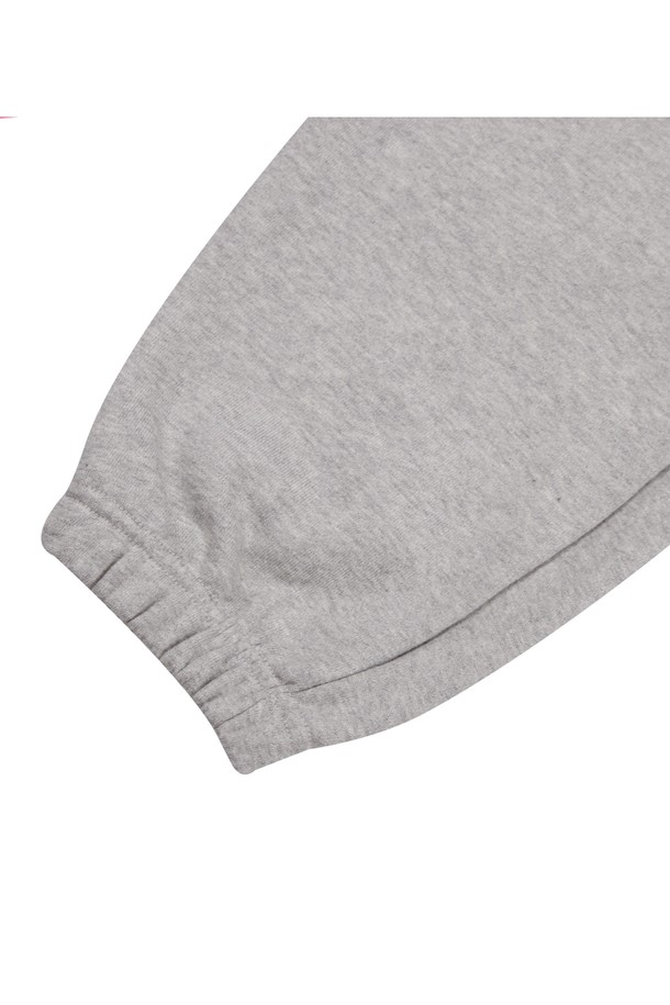 씨알에스디엘 1993 미드필더 조거 팬츠는 부드러운 촉감과 릴랙스 핏으로 편안함을 선사하며, 블랙, 그레이, 라이트 그레이, 오트밀 4가지 색상으로 출시되어 남녀 모두 착용 가능합니다. 면과 폴리에스테르 혼방의 두꺼운 기모 안감으로 보온성을 높였으며, 하이 엘라스틱 밴드, 사이드 포켓, 밑단 밴딩, 로고 디테일로 디자인과 실용성을 모두 갖췄습니다. 일상복으로 활용하기 좋으며, 사계절 내내 스포티하고 캐주얼한 스타일을 연출할 수 있습니다.
