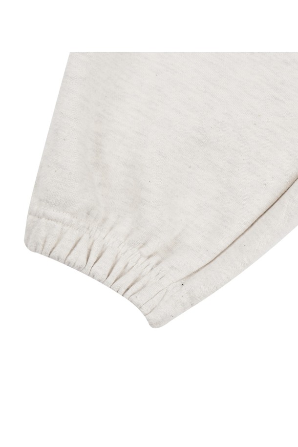 씨알에스디엘 1993 미드필더 조거 팬츠는 부드러운 촉감의 면과 폴리에스테르 혼방 소재로 제작되어 편안한 착용감을 선사합니다. 남녀 공용으로, 블랙, 그레이, 라이트 그레이, 오트밀 등 4가지 색상으로 출시되었으며, 릴랙스핏의 조거핏 디자인과 하이 엘라스틱 밴딩으로 활동성을 높였습니다. 기모 또는 일반 두께로 제작되어 사계절 내내 활용 가능하며, 사이드 포켓과 강화된 밑단, 베이직 실루엣에 로고 패턴으로 스포티하면서도 캐주얼한 스타일을 연출합니다.
