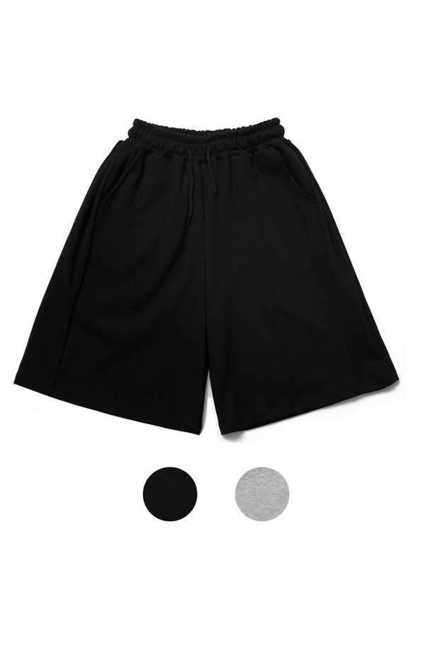 씨알에스디엘 미니멀 와이드 트레이닝 에센셜 사이드 절개 버뮤다 숏팬츠는 미니멀하고 스포티한 스타일을 추구하는 남녀 공용 제품입니다. 블랙과 그레이 두 가지 색상으로 출시되었으며, 여름철 일상 및 스포츠 활동에 적합합니다. 면과 폴리에스테르 혼방의 부드러운 촉감과 얇은 두께로 편안한 착용감을 제공하며, 와이드 핏으로 활동성을 높였습니다. 사이드 절개 디테일과 고탄력 밴딩, 내구성 강화 스티칭, 형태 안정성을 갖춘 디자인으로 동네 마실룩, 여행룩, 휴가룩 등 다양한 TPO에 활용하기 좋습니다.
